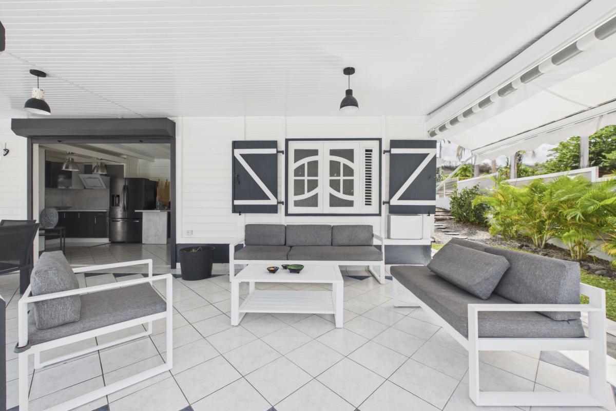 Location villa  au diamant piscine 8 personnes  -  salon extérieur